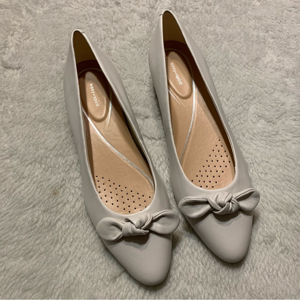 NWOB Easy Spirit Calasee Leather Pump Retail : $90.00